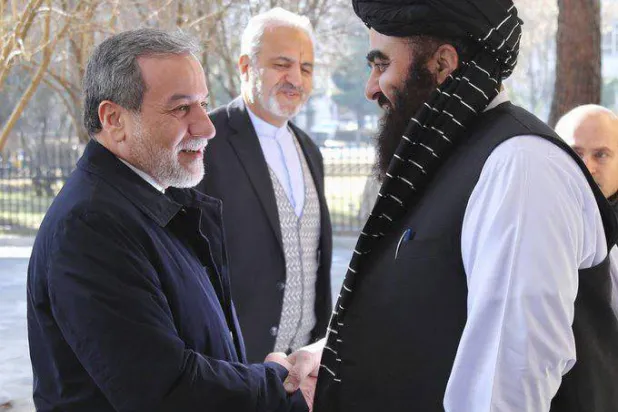 وزير الخارجية الأفغاني أمير خان متقي يستقبل نظيره الإيراني عباس عراقجي في كابل (أ.ب)