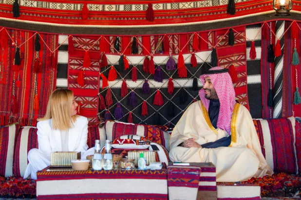 ولي العهد السعودي لدى استقباله رئيسة وزراء إيطاليا بالمخيم الشتوي في العلا الأحد (واس)