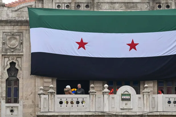 زوار في شرفة «محطة قطار الحجاز» الأثرية في دمشق الأحد (أ.ف.ب)