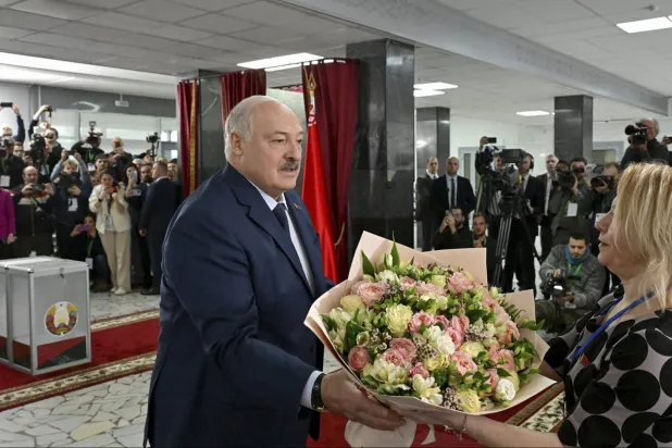 لوكاشينكو لدى وصوله للإدلاء بصوته في مينسك 26 يناير (إ.ب.أ)