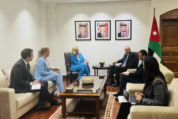 وزير الخارجية الأردني أيمن الصفدي خلال لقائه سيغريد كاغ كبيرة منسقي الشؤون الإنسانية وشؤون إعادة الإعمار بغزة («الخارجية» الأردنية عبر منصة «إكس»)