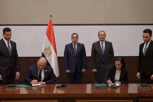 رئيس الوزراء المصري يشهد توقيع عقد إعادة تشغيل مصنع بلوكات الأنود (مجلس الوزراء المصري)