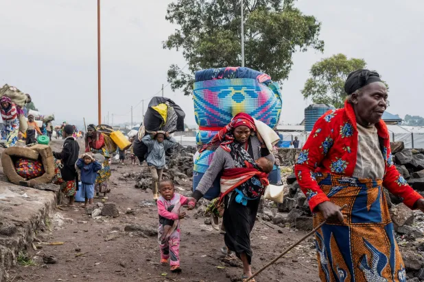 نازحون يغادرون مخيمات لجوء بعد احتدام القتال في غوما 26 يناير (رويترز)
