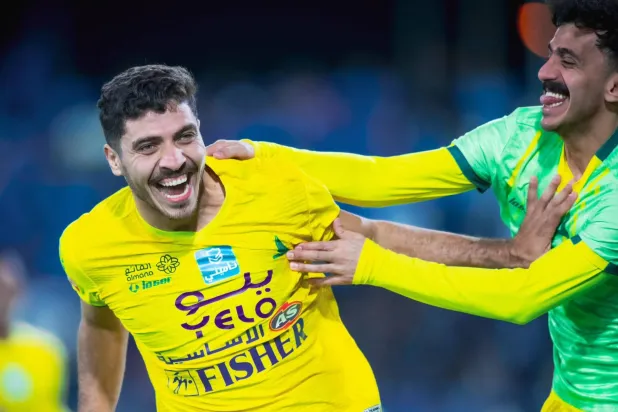محمد شريف يحتفل بهدفه في شباك الأخدود (نادي الخليج)