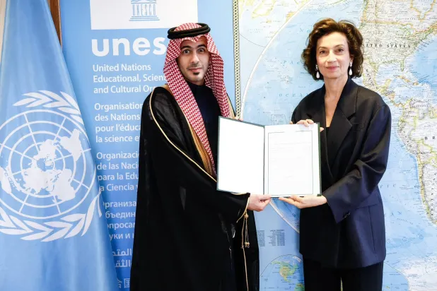 د. عبد الإله الطخيس يسلّم أوراق اعتماده إلى مديرة المنظمة أودري أزولاي (وفد السعودية لدى اليونسكو)