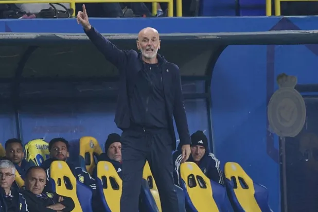 بيولي يوجه لاعبيه خلال المباراة (نايف العتيبي)