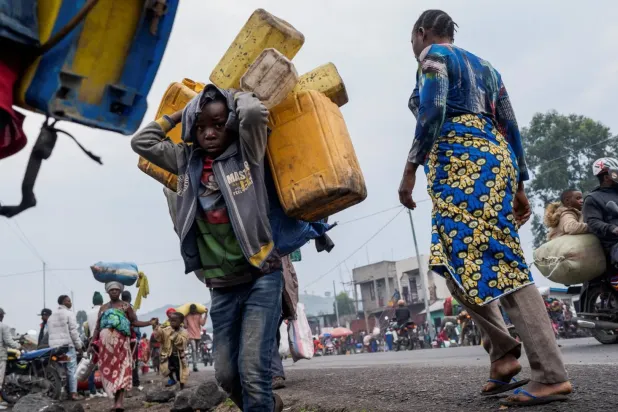 Munigi ve Kibati kamplarındaki mülteciler Goma'nın isyancıların eline geçtiği haberinin ardından bölgeden kaçmaya başladı (Reuters)