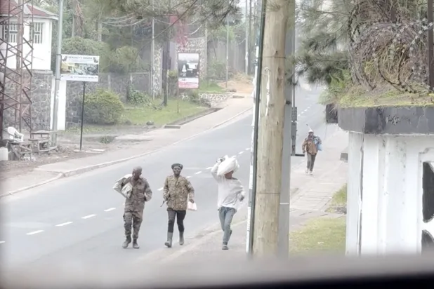 رجال مسلحون يسيرون في شوارع مدينة غوما (أ.ف.ب)