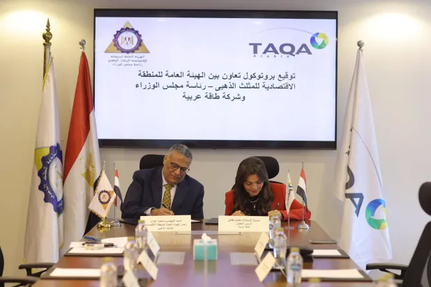 محمد عبادي رئيس الهيئة العامة للمنطقة الاقتصادية للمثلث الذهبي وباكينام كفافي الرئيس التنفيذي لشركة «طاقة عربية» يوقّعان بروتوكول تعاون (الشرق الأوسط)