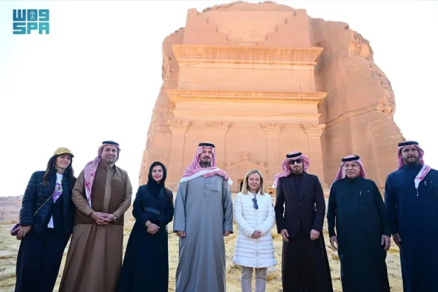 رئيسة وزراء إيطاليا في منطقة «الحِجر» التاريخية بمحافظة العُلا يرافقها الأمير سلمان بن سلطان (واس)