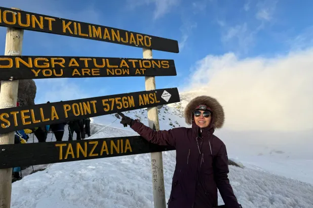 احتفلت سندس برأس السنة الجديدة ديسمبر الماضي على قمة «كلمنجارو» بتنزانيا (الشرق الأوسط)