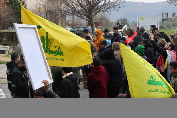 تجمع لمواطنين عند نقطة للجيش اللبناني في انتظار السماح لهم بالدخول إلى بلدة كفركلا (إ.ب.أ)