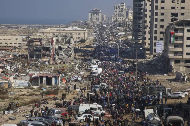 نازحون فلسطينيون يعودون إلى منازلهم في شمال قطاع غزة يوم الاثنين (أ.ب)