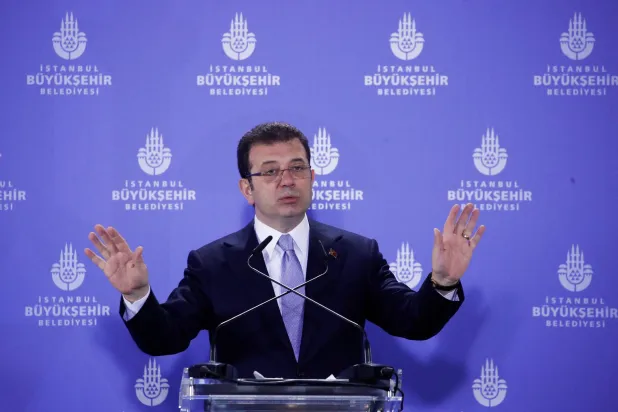 رئيس بلدية إسطنبول أكرم إمام أوغلو خلال مؤتمر صحافي بمقر البلدية الاثنين (من حسابه في «إكس»)
