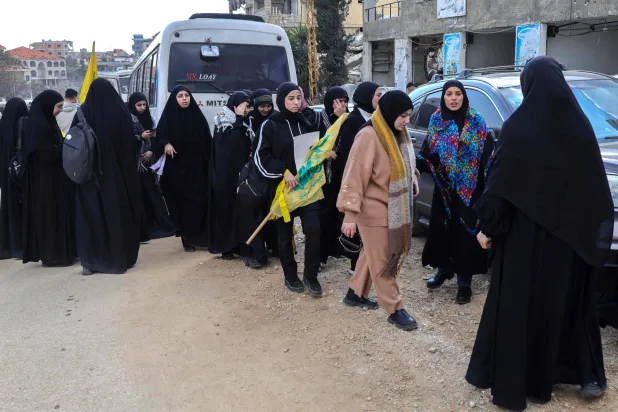 نساء يحملن أعلام «حزب الله» في بلدة الخيام جنوب لبنان (أ.ف.ب)