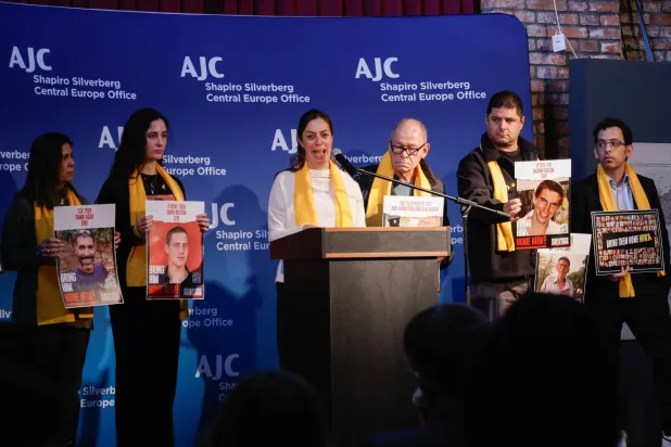 إحياء ذكرى تحرير المعتقلين من معسكر الموت النازي الألماني «أوشفيتز» عام 1945 (رويترز)