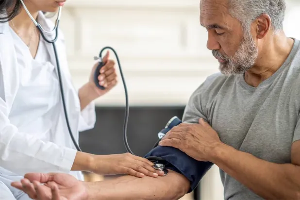قياس ضغط الدّم يعد أمراً حيوياً للكشف المبكر عن ارتفاع ضغط الدم (جامعة ميشيغان)