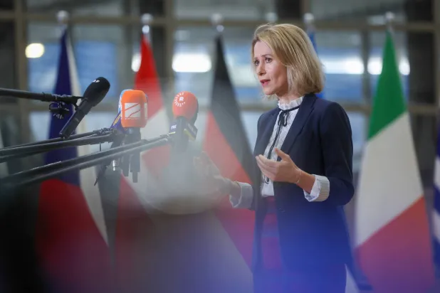 مسؤولة الشؤون الخارجية في الاتحاد الأوروبي كايا كالاس تتحدّث للصحافيين في بروكسل الاثنين (إ.ب.أ)