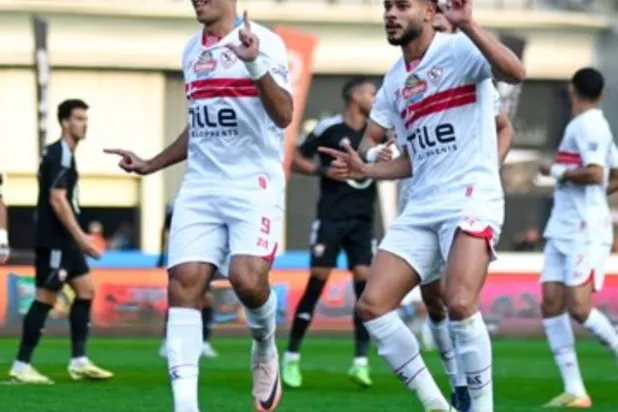 ناصر منسي (يسار) ونبيل دونغا يحتفلان بهدف الزمالك الأول في الجونة (نادي الزمالك)