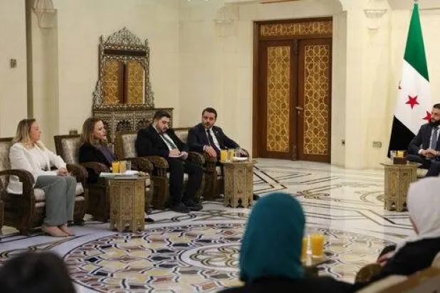 الشرع ووزير الخارجية السوري يلتقيان وفداً نسائياً من الجالية السورية في أميركا (سانا)