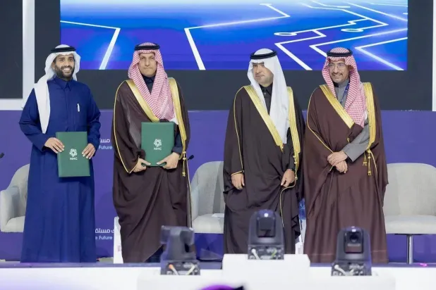 الرئيس التنفيذي لـ«الشركة الوطنية للإسكان» عقب توقيع إحدى الاتفاقيات (واس)