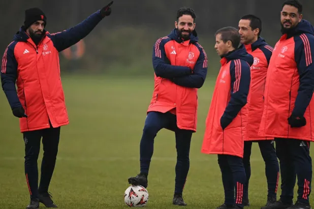 أموريم بين جهازه الفني في يونايتد يراقب التدريبات يوم إحتفاله بعيد ميلاده الأربعين (ا ف ب)