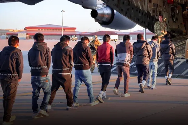 خلال ترحيل مهاجرين مكبلين بالأصفاد من الولايات المتحدة إلى البرازيل (أرشيفية)