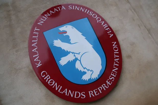 شعار الممثلية الغرينلاندية في العاصمة الدنماركية كوبنهاغن (رويترز)