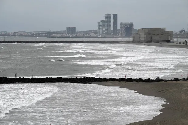 الأمواج تتلاطم على ساحل «خليج المكسيك» الذي تحول إلى «خليج أميركا» داخل أميركا (رويترز)