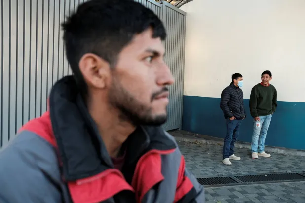 مهاجرون خارج مركز الترحيل بعد وصولهم على متن رحلة ترحيل من الولايات المتحدة  في «قاعدة لا أورورا» الجوية في مدينة غواتيمالا (رويترز)