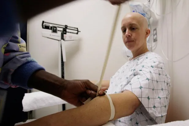 مريضة بالسرطان في أحد المستشفيات البريطانية (أرشيفية - رويترز)