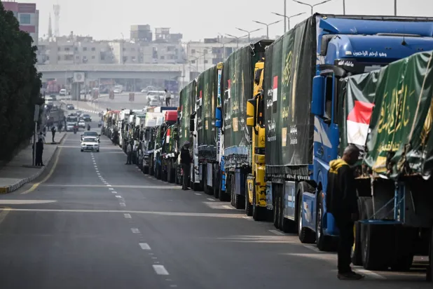 صف من الشاحنات في انتظار التوجه إلى غزة خلال إطلاق قافلة مساعدات إنسانية للفلسطينيين في الأسمرات بمحافظة القاهرة (إ.ب.أ)