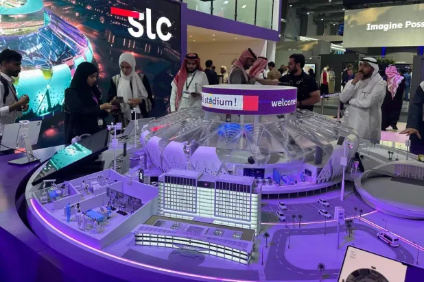 زوار لجناح شركة «إس تي سي» في أحد المؤتمرات السعودية (الشرق الأوسط) 