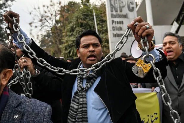عضو في الاتحاد الفيدرالي الباكستاني للصحافيين يتظاهر خلال احتجاج ضد تعديلات قانون منع الجرائم الإلكترونية «PECA» في إسلام آباد في 28 يناير 2025 (أ.ف.ب)
