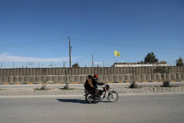 السور الخارجي لسجن «الصناعة» الذي يضم عناصر من «داعش» وأسرهم في الحسكة والخاضع لحراسة «قسد»... (رويترز)