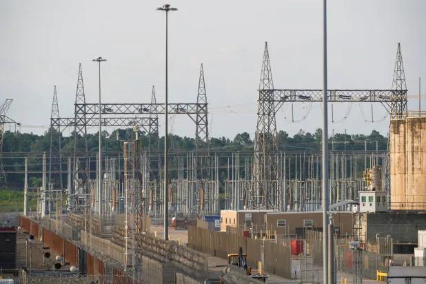 خطوط كهرباء في محطة فوجتل لتوليد الطاقة الكهربائية التي تعمل بالطاقة النووية في واينسبورو بولاية جورجيا الأميركية (رويترز) 