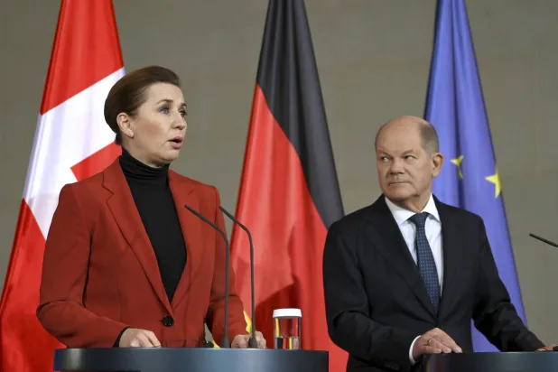 شولتس وفريدريكسن خلال مؤتمر صحافي مشترك في برلين (أ.ب)