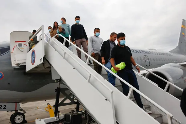 مواطنون كولومبيون مرحّلون من الولايات المتحدة يغادرون طائرة تابعة للقوات الجوية الكولومبية بعد هبوطها في مطار إلدورادو في بوغوتا... كولومبيا 28 يناير 2025 (إ.ب.أ)