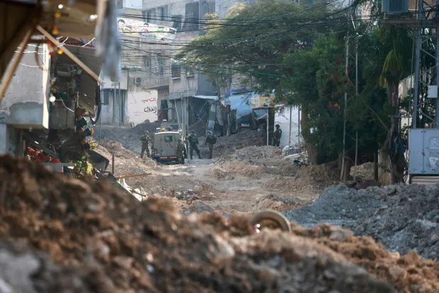 جنود إسرائيليون قرب عربتهم خلال غارة في طولكرم الثلاثاء (أ.ف.ب)