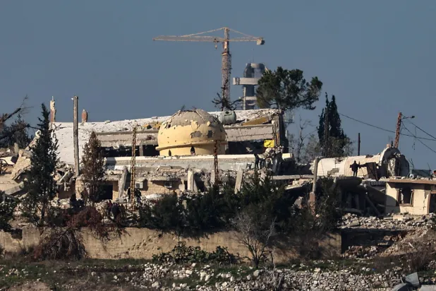 صورة من قرية يارون بجنوب لبنان بعد انسحاب الجيش الإسرائيلي كما يظهر من الجانب الإسرائيلي من الحدود في شمال إسرائيل 28 يناير 2025 (إ.ب.أ)