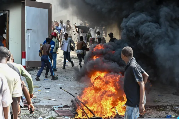 نزل المتظاهرون إلى الشوارع وهاجموا سفارات رواندا وفرنسا وبلجيكا والولايات المتحدة منتقدين التقاعس الدولي في التعامل مع القتال بين الجيش الكونغولي ومتمردي «حركة 23 مارس» المدعومين من رواندا (إ.ب.أ)