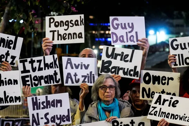 شقيق رهينة إسرائيلي توفي في غزة قال إنه يفضل إطلاق سراح رهينة على قيد الحياة بدلاً من تسليم رفات أخيه (رويترز)