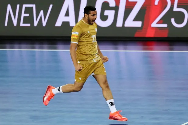 حسين علي نجم منتخب البحرين في مونديال اليد (رويترز)