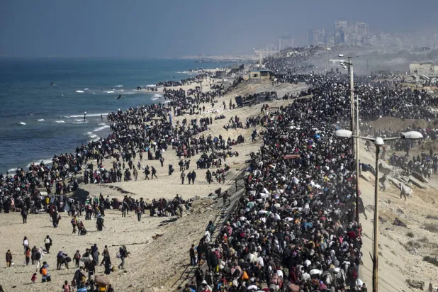 يرى الفلسطينيون أن أي محاولة لنقلهم قسراً من غزة ستكون أشبه «بالنكبة» (أ.ب)