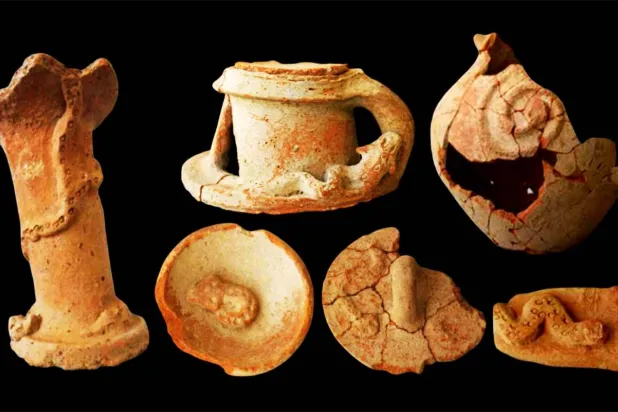 قطع فخارية مزيّنة بنقوش ثعبانية مصدرها موقع مسافي في إمارة الفجيرة