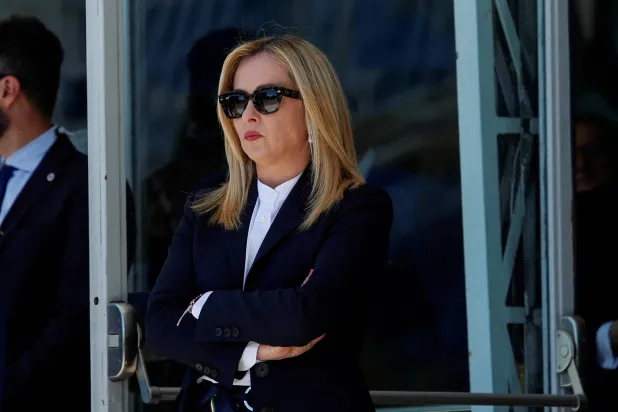 رئيسة الوزراء الإيطالية جورجيا ميلوني تنتظر الترحيب برئيس الوزراء الأوكراني في روما 26 أبريل 2023 (رويترز)