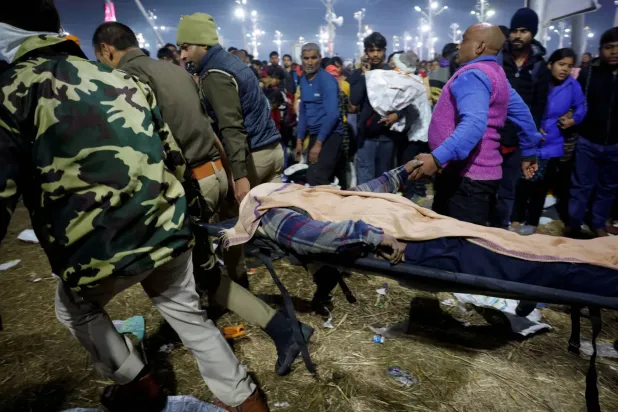 Prayagraj'daki Kumbh Mela Hindu festivali sırasında yaşanan izdihamın kurbanlarından biri (Reuters)