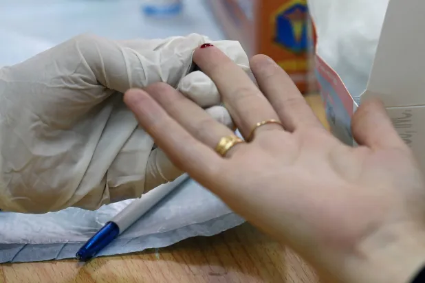 سحب عينة دم لسيدة مصرية (أرشيفية- رويترز)