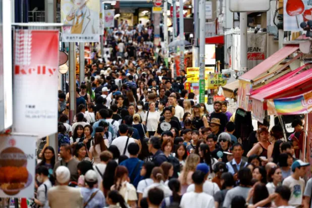 بعض السياح يقومون بسلوكيات بغيضة في اليابان (رويترز)