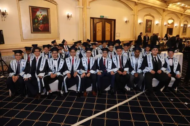 طلاب خلال حفل تخرُّج (إكس)